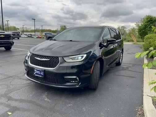 Brilliant Black Crystal Pearlcoat 2023 Chrysler Pacifica Touring L