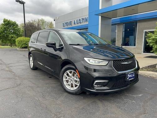 Brilliant Black Crystal Pearlcoat 2023 Chrysler Pacifica Touring L