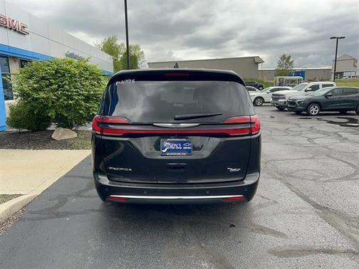 Brilliant Black Crystal Pearlcoat 2023 Chrysler Pacifica Touring L
