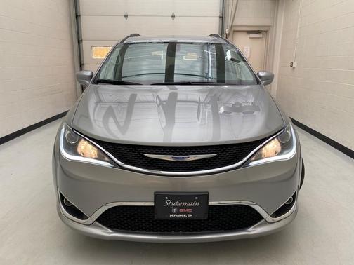 Photo 2 of 50 of 2018 Chrysler Pacifica Touring-L