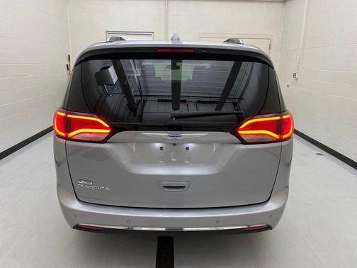 Photo 5 of 50 of 2018 Chrysler Pacifica Touring-L