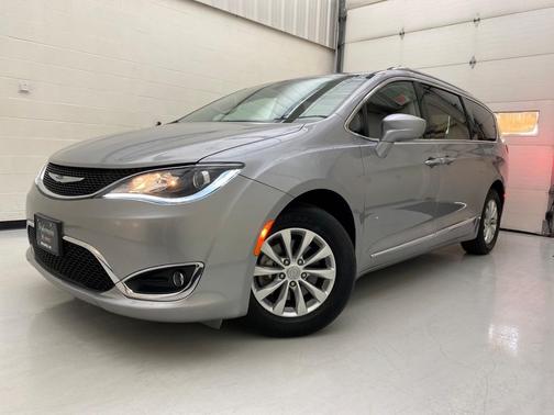 Photo 3 of 50 of 2018 Chrysler Pacifica Touring-L