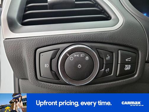 White 2023 Ford Edge SEL