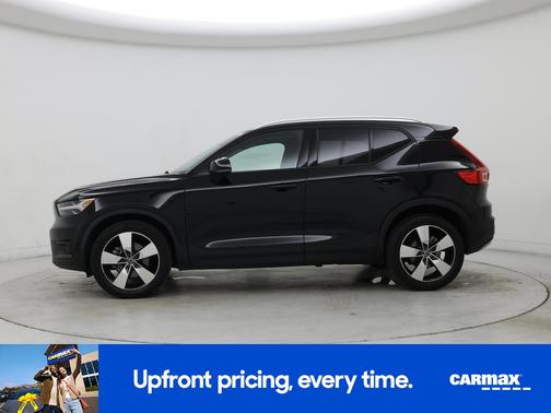 Black 2022 Volvo XC40 T5 Momentum
