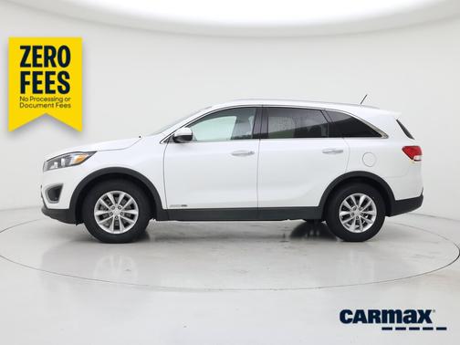 White 2018 Kia Sorento LX
