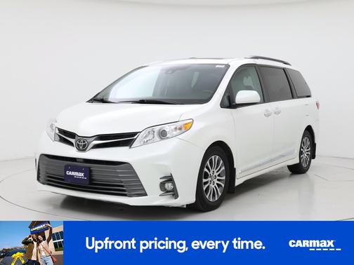 White 2018 Toyota Sienna XLE Premium