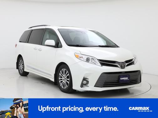 White 2018 Toyota Sienna XLE Premium