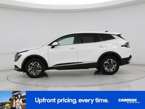 White 2024 Kia Sportage LX
