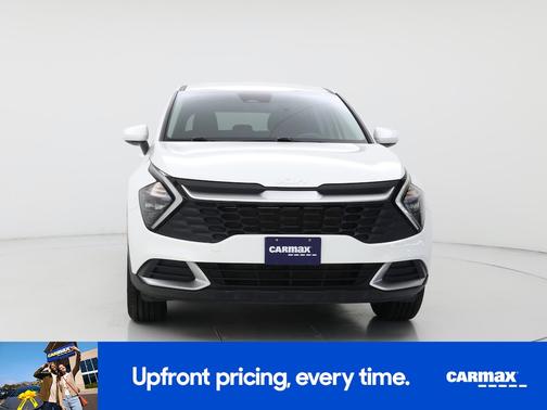 White 2023 Kia Sportage LX