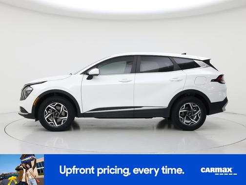 White 2023 Kia Sportage LX
