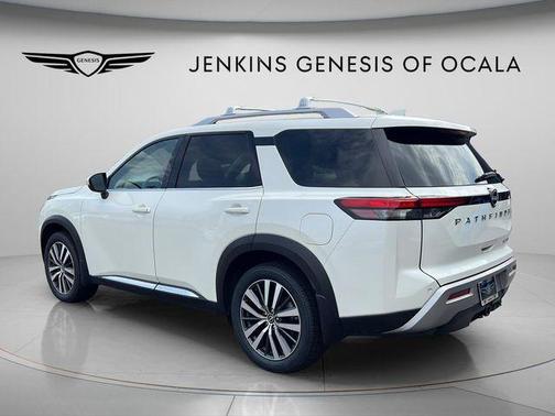 White 2022 Nissan Pathfinder Platinum