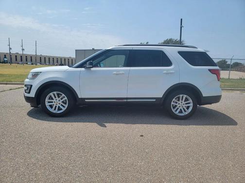 White 2017 Ford Explorer XLT