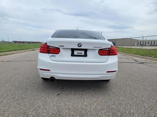 White 2015 BMW 320 i