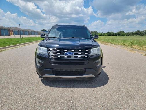 Black 2017 Ford Explorer XLT