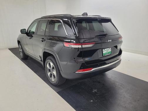 Diamond Black Crystal Pearlcoat 2023 Jeep Grand Cherokee 4xe Base