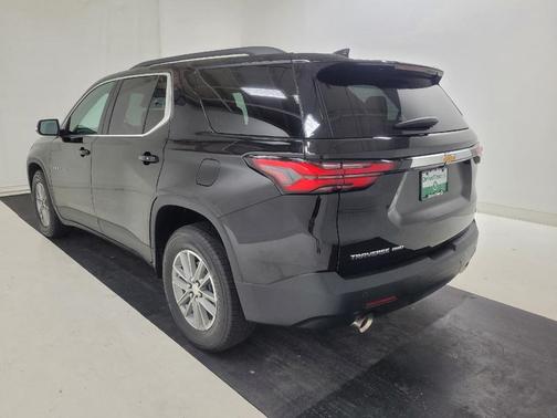 Mosaic Black Metallic 2022 Chevrolet Traverse LT Cloth