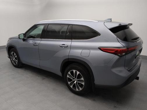 Gray 2021 Toyota Highlander XLE