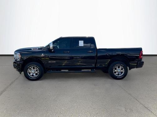 Diamond Black Crystal Pearlcoat 2024 RAM 3500 Laramie Crew Cab 4x4 6'4' Box