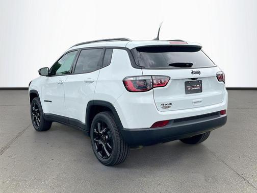 Bright White Clearcoat 2026 Jeep Compass Latitude