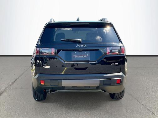 Diamond Black Crystal Pearlcoat 2026 Jeep Cherokee Laredo 4x4