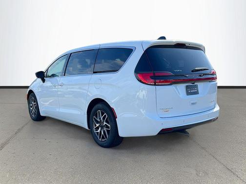 Bright White Clearcoat 2027 Chrysler Pacifica Limited