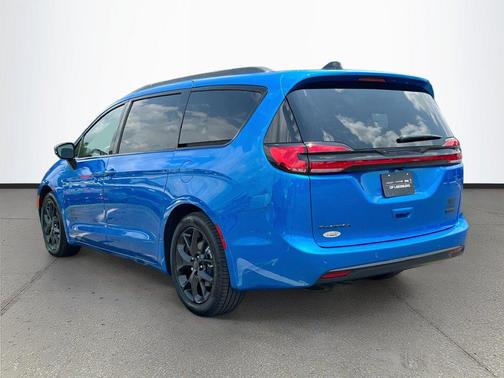 Blue Pearl 2027 Chrysler Pacifica L