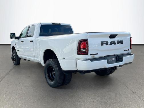 Bright White Clearcoat 2026 RAM 3500 Big Horn Crew Cab 4x4 8' Box