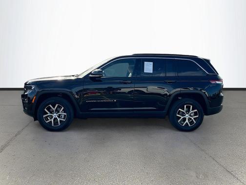 Diamond Black Crystal Pearlcoat 2025 Jeep Grand Cherokee Limited