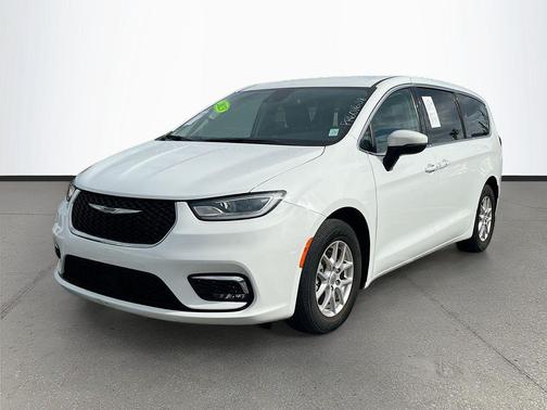 Bright White Clearcoat 2023 Chrysler Pacifica Touring L