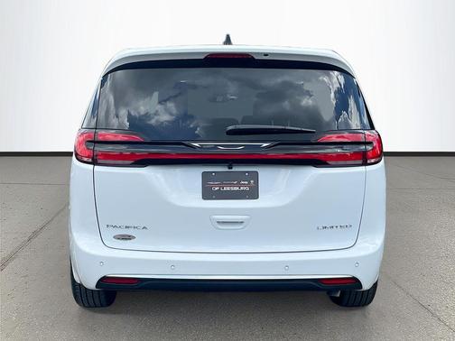 Bright White Clearcoat 2027 Chrysler Pacifica Limited