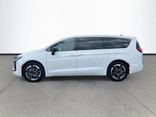 Bright White Clearcoat 2027 Chrysler Pacifica Limited