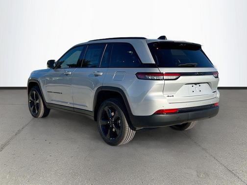Silver Zynith 2025 Jeep Grand Cherokee Limited