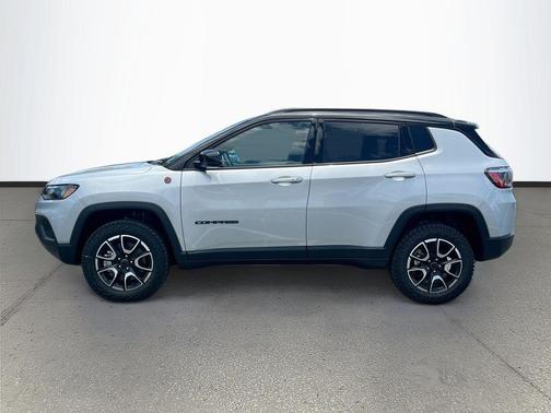 Silver Zynith Metallic Clearcoat 2026 Jeep Compass Trailhawk