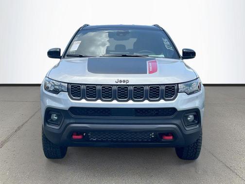 Silver Zynith Metallic Clearcoat 2026 Jeep Compass Trailhawk