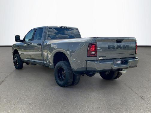 Ceramic Gray Clearcoat 2026 RAM 3500 Big Horn Crew Cab 4x4 8' Box