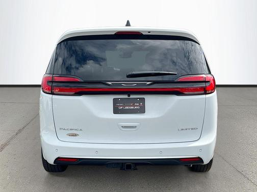 Bright White Clearcoat 2027 Chrysler Pacifica Limited