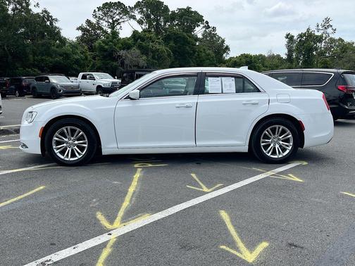 Bright White Clearcoat 2019 Chrysler 300 Touring