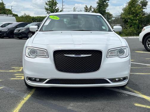 Bright White Clearcoat 2019 Chrysler 300 Touring