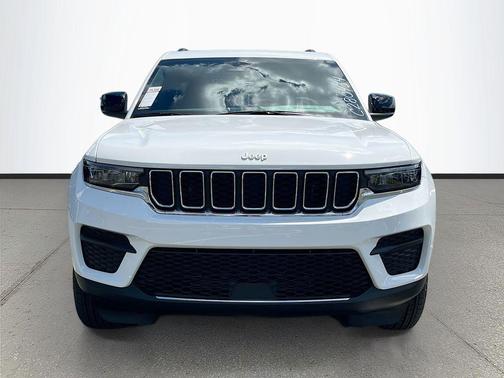 Bright White Clearcoat 2026 Jeep Grand Cherokee Laredo