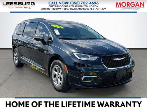 Brilliant Black Crystal Pearlcoat 2023 Chrysler Pacifica Limited