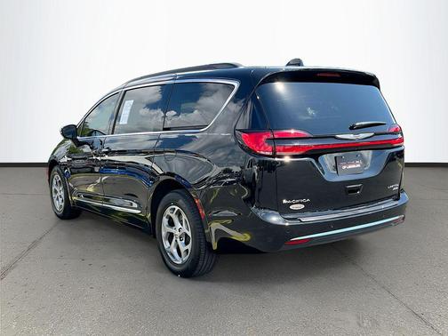 Brilliant Black Crystal Pearlcoat 2023 Chrysler Pacifica Limited