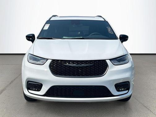 Bright White Clearcoat 2026 Chrysler Pacifica Limited