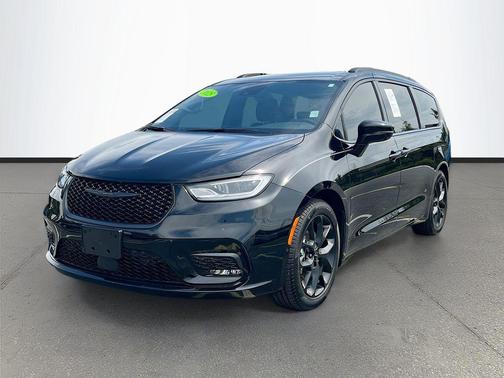 Diamond Black Crystal Pearlcoat 2025 Chrysler Pacifica Limited