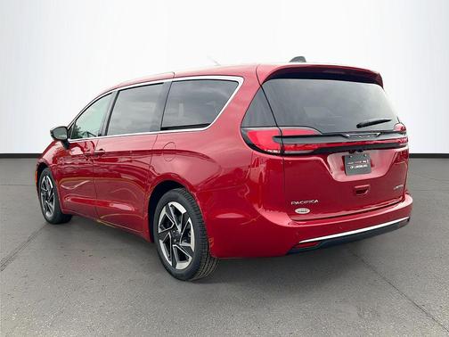 Red Hot Pearlcoat 2027 Chrysler Pacifica Limited