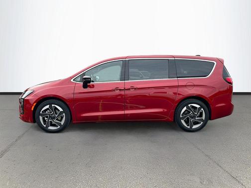 Red Hot Pearlcoat 2027 Chrysler Pacifica Limited