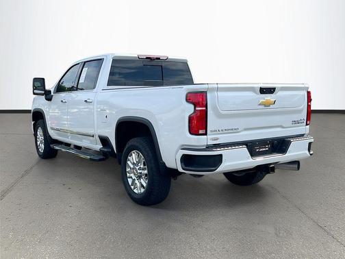 Iridescent Pearl Tricoat 2025 Chevrolet Silverado 2500 High Country