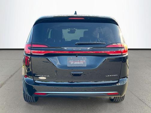 Diamond Black Crystal Pearlcoat 2027 Chrysler Pacifica Limited