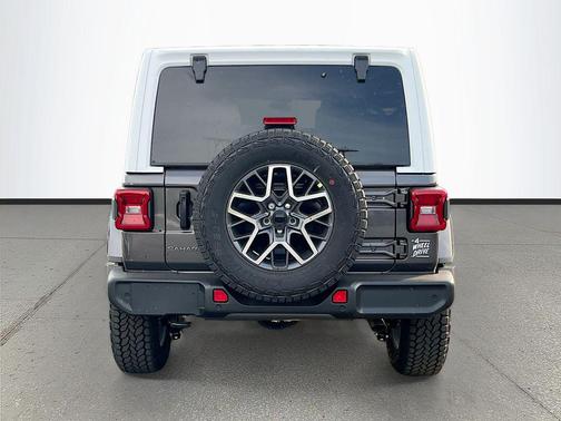 Granite Crystal Metallic Clearcoat 2026 Jeep Wrangler 4-Door Sahara 4x4