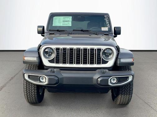 Granite Crystal Metallic Clearcoat 2026 Jeep Wrangler 4-Door Sahara 4x4