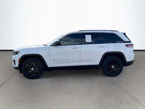 Bright White Clearcoat 2023 Jeep Grand Cherokee Laredo